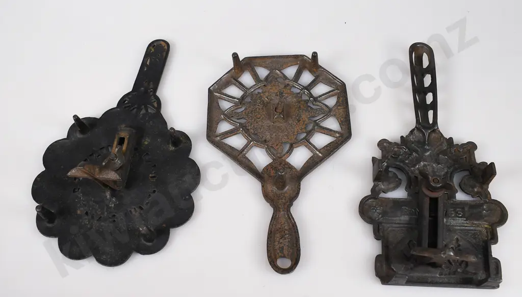 CAST IRON TRIVETS Image 1++
