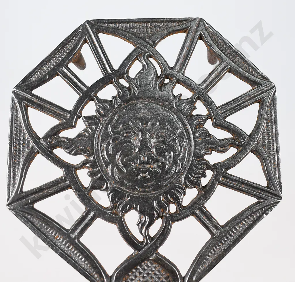 CAST IRON TRIVETS Image 1++