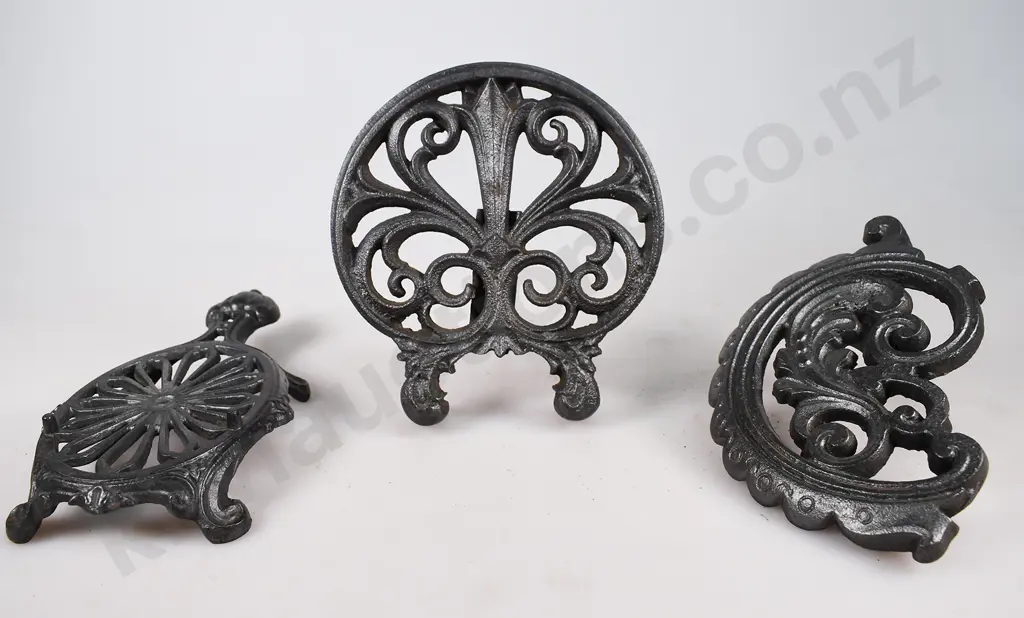 CAST IRON TRIVETS Image 1++