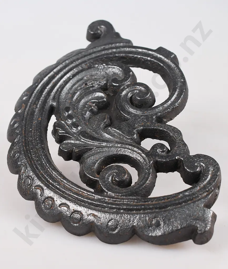 CAST IRON TRIVETS Image 1++
