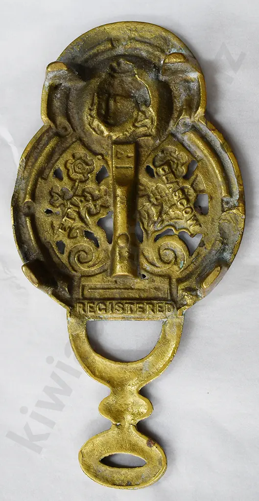 QUEEN VICTORIA BRASS IRON TRIVET Image 1++