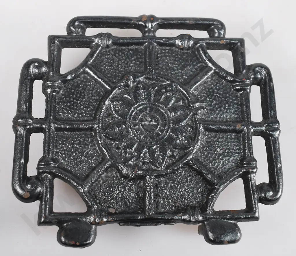 CAST IRON TRIVETS Image 1++