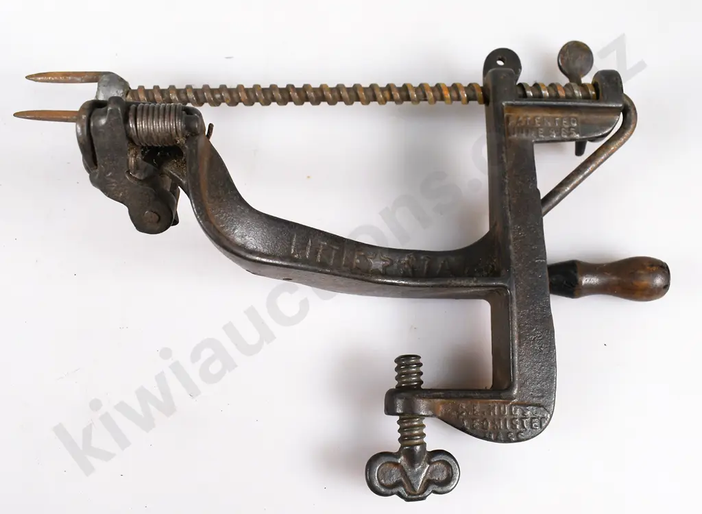CAST IRON LITTLE STAR APPLE PEELER & TOP COOK PRESS Image 1++