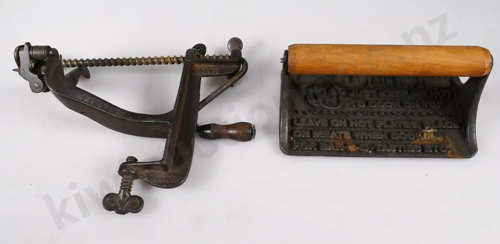CAST IRON LITTLE STAR APPLE PEELER & TOP COOK PRESS Image 1++