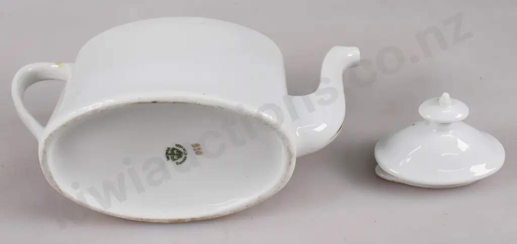 THE AVON CHRISTCHURCH N.Z. SOUVINER TEAPOT Image 1++