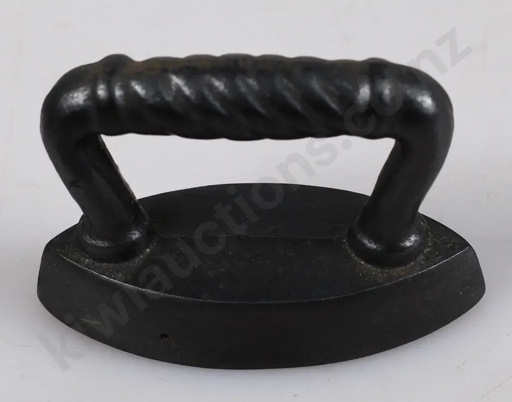 COLLECTION OF MINIATURE IRONS Image 1++