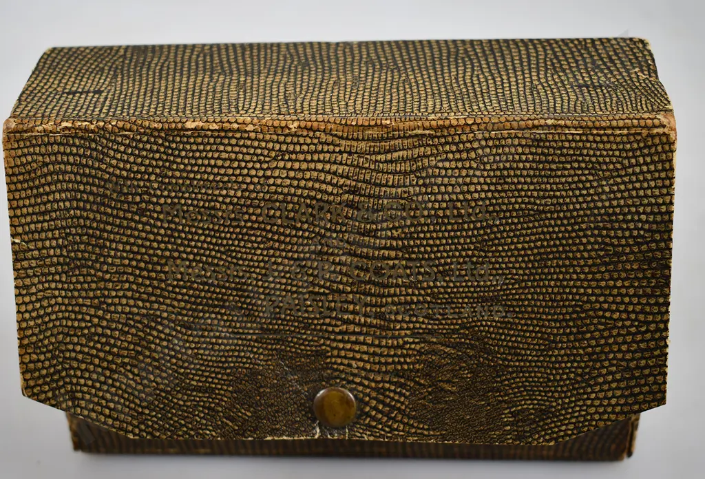 VINTAGE SEWING MACHINE & ACCESSORIES Image 1++