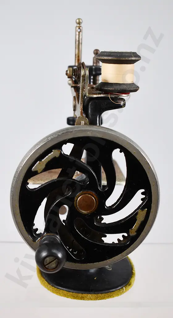 VINTAGE SEWING MACHINE & ACCESSORIES Image 1++