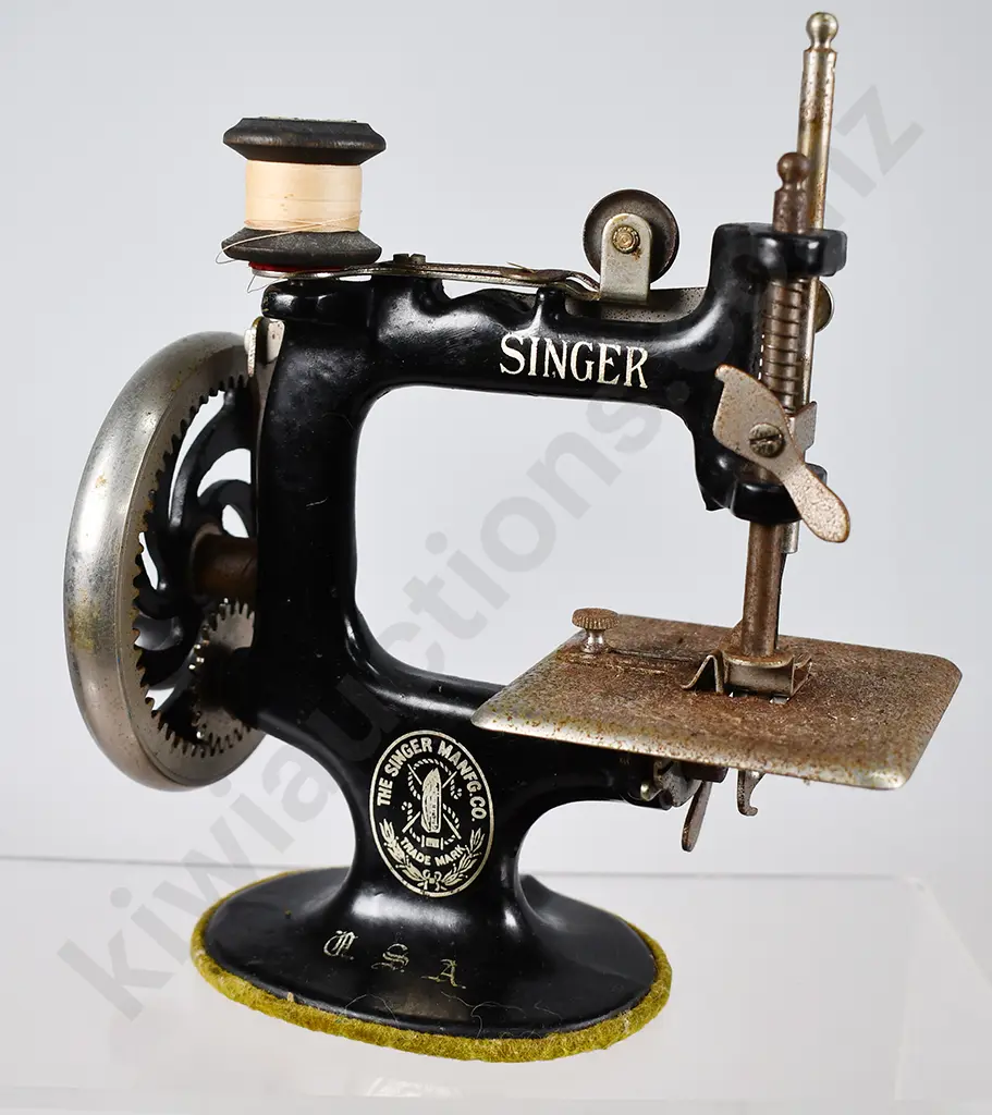VINTAGE SEWING MACHINE & ACCESSORIES Image 1++