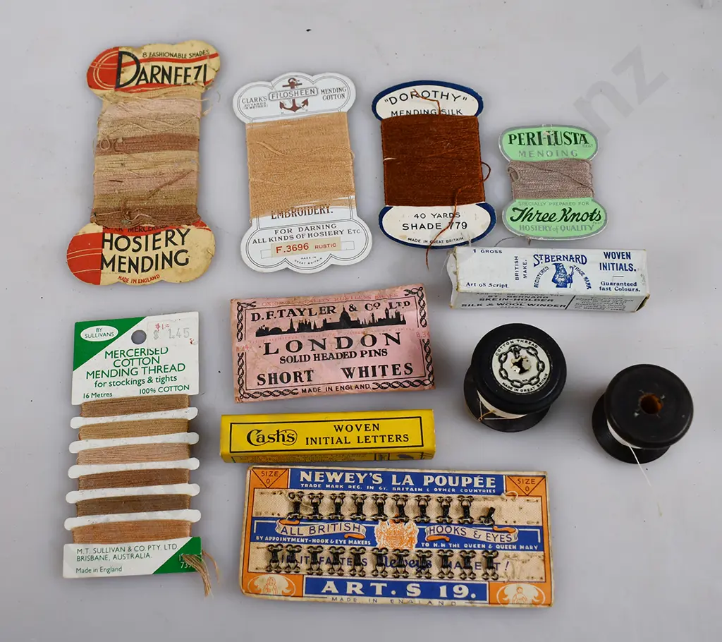 VINTAGE SEWING MACHINE & ACCESSORIES Image 1++