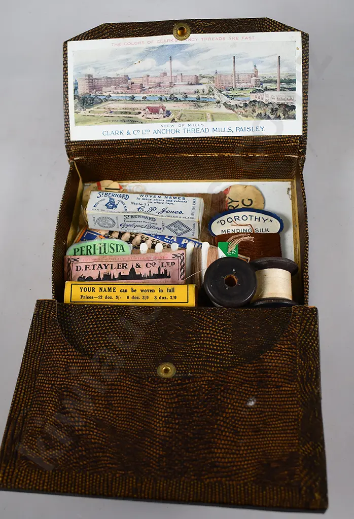 VINTAGE SEWING MACHINE & ACCESSORIES Image 1++