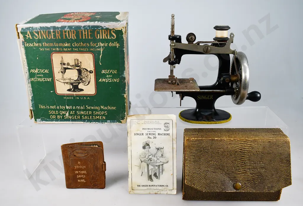 VINTAGE SEWING MACHINE & ACCESSORIES Image 1++