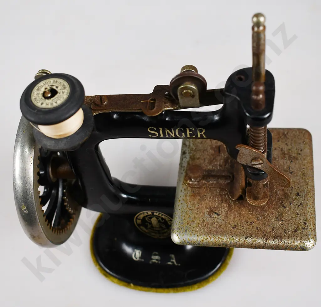 VINTAGE SEWING MACHINE & ACCESSORIES Image 1++