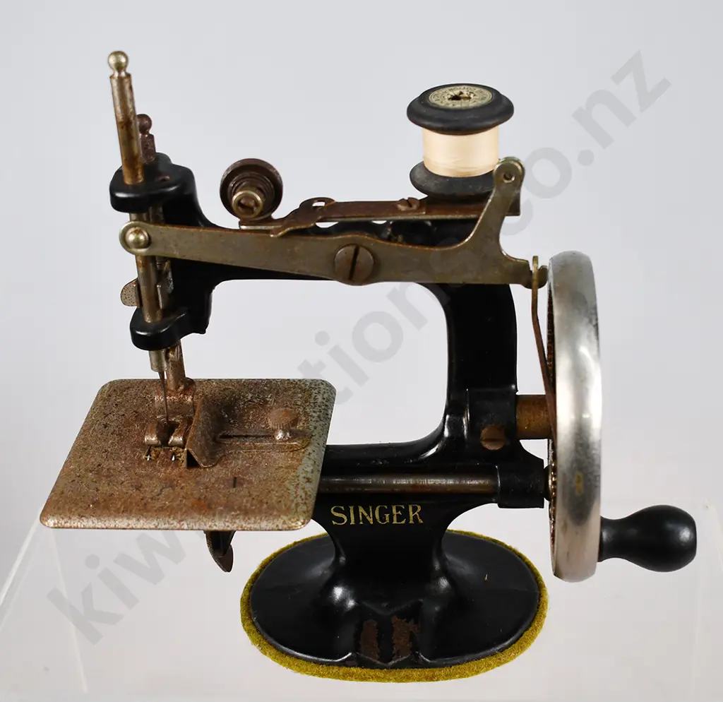 VINTAGE SEWING MACHINE & ACCESSORIES Image 1++
