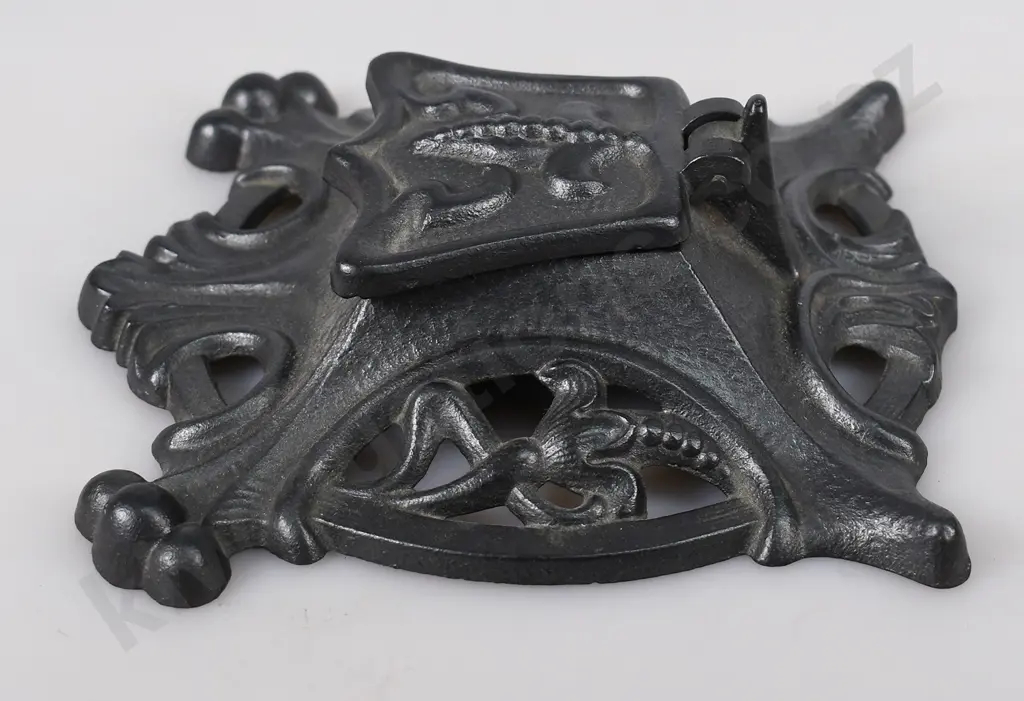 CAST IRON INKWELL Image 1++