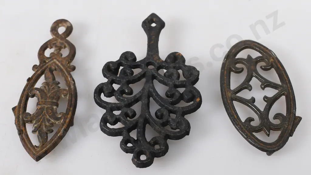 CAST IRON TRIVETS Image 1++