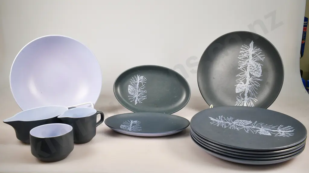 CROWN LYNN DOROTHY THORPE PINE DINNERWARE Image 1++