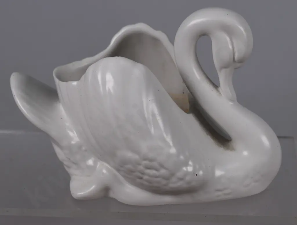 CROWN LYNN SMALL SWAN 154 Image 1++