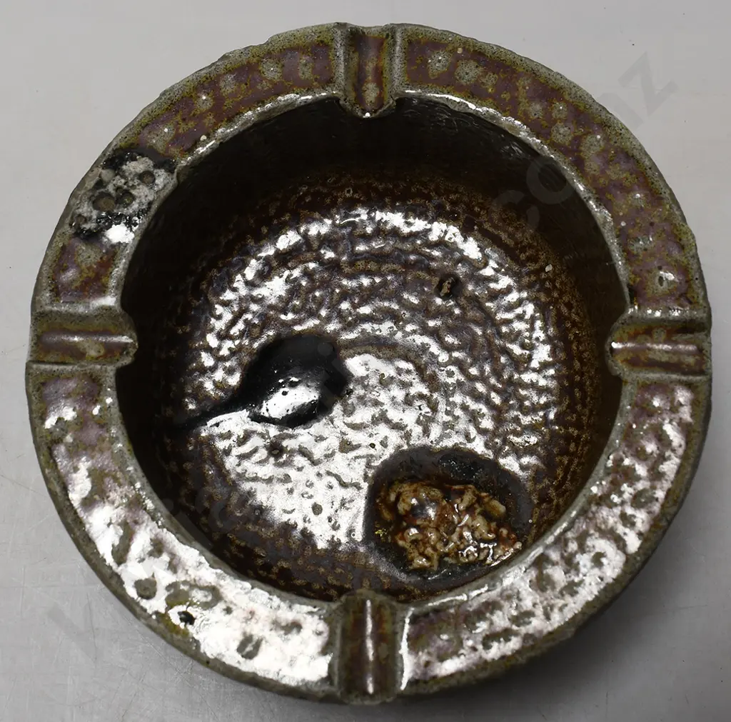CRUM POTTERY NEW LYNN ASHTRAY Image 1++