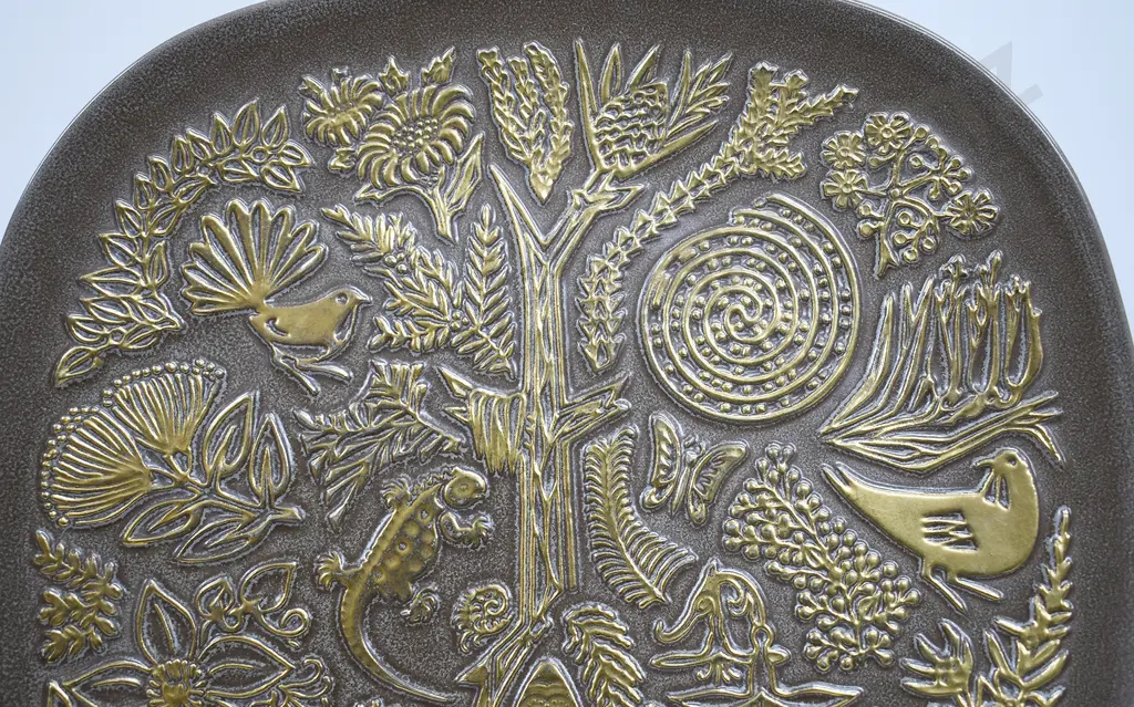 CROWN LYNN LEGEND PLATE Image 1++