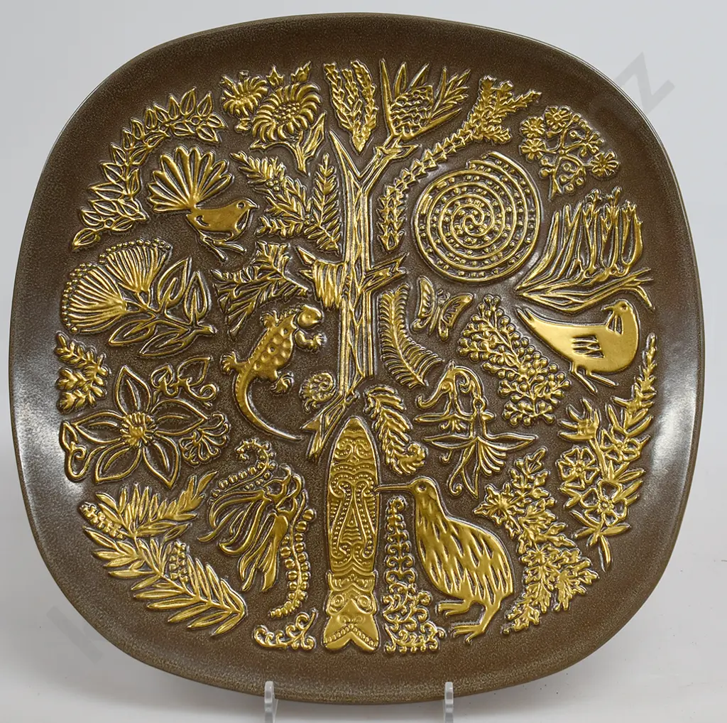 CROWN LYNN LEGEND PLATE Image 1++