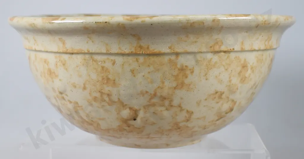 TIMARU POTTERIES MOTTLED GLAZE MIXING BOWL Image 1++