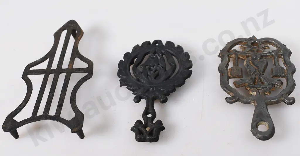 CAST IRON TRIVETS Image 1++