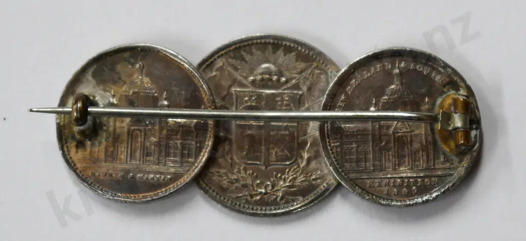 NEW ZEALAND AND SOUTH SEAS EXHIBITION SLVER MEDALETTE BROOCH Image 1++