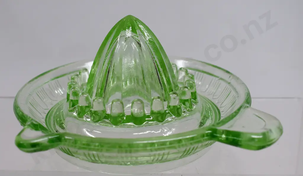 VINTAGE GREEN GLASS LEMON SQUEEZER Image 1++