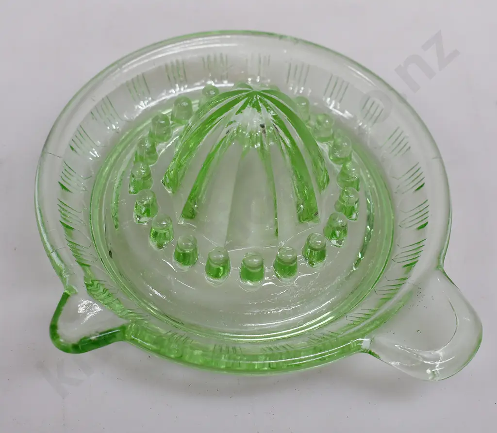 VINTAGE GREEN GLASS LEMON SQUEEZER Image 1++