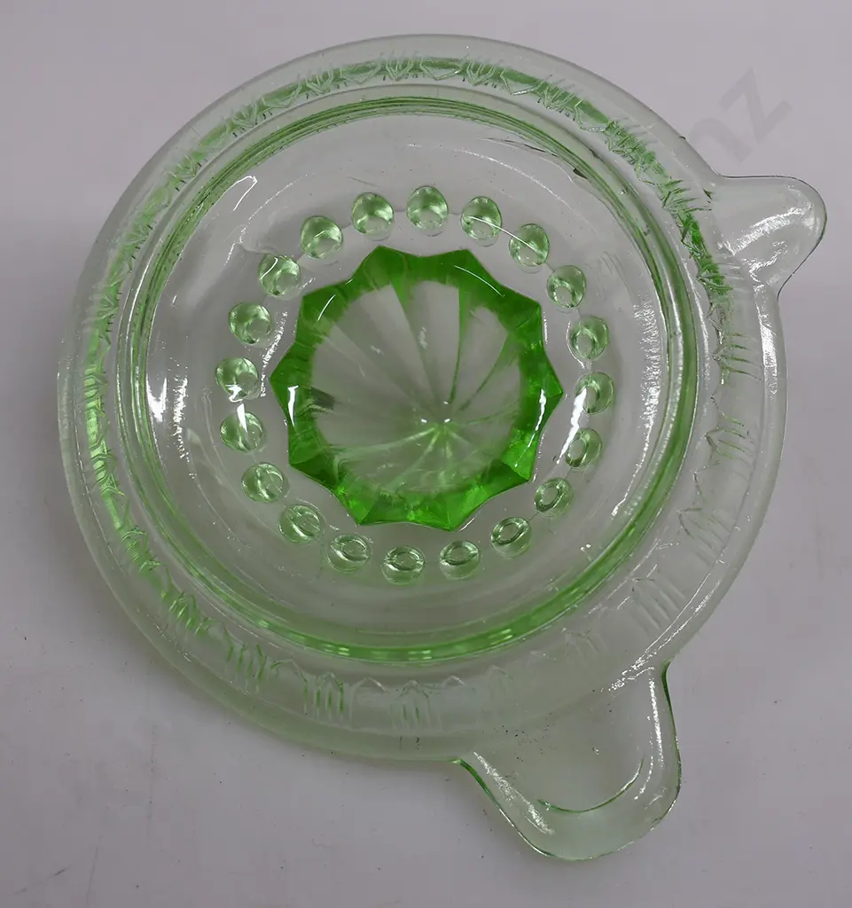 VINTAGE GREEN GLASS LEMON SQUEEZER Image 1++