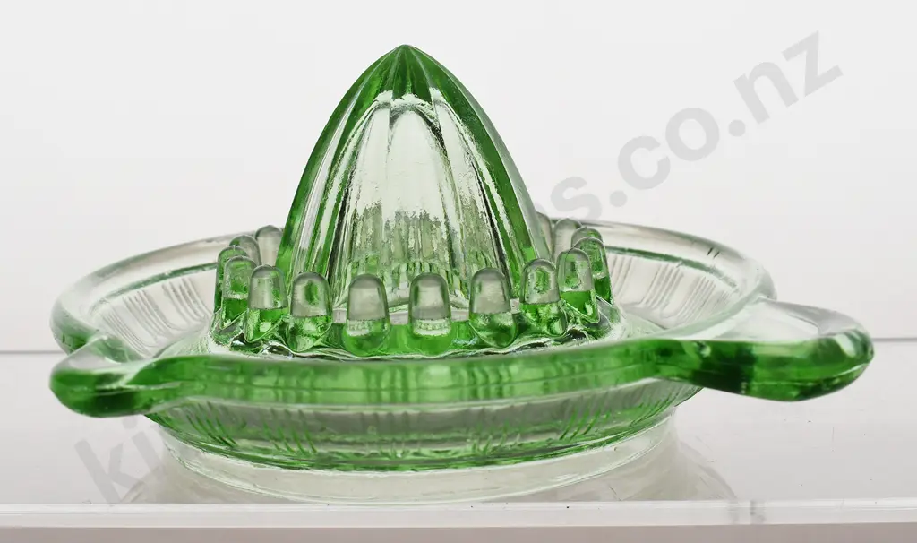 VINTAGE GREEN GLASS LEMON SQUEEZER Image 1++
