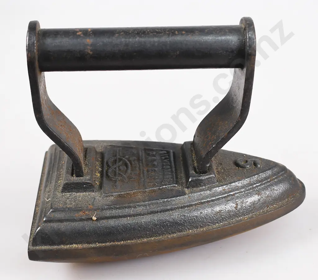 ASSORTED VINTAGE IRONS Image 1++