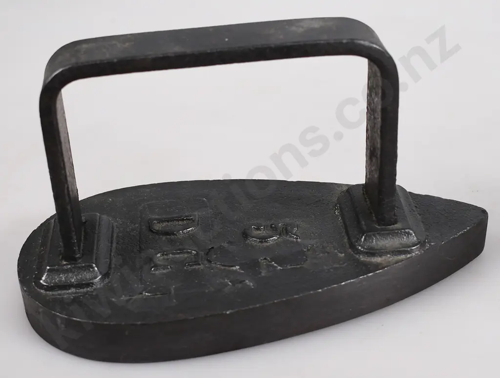 ASSORTED VINTAGE IRONS Image 1++