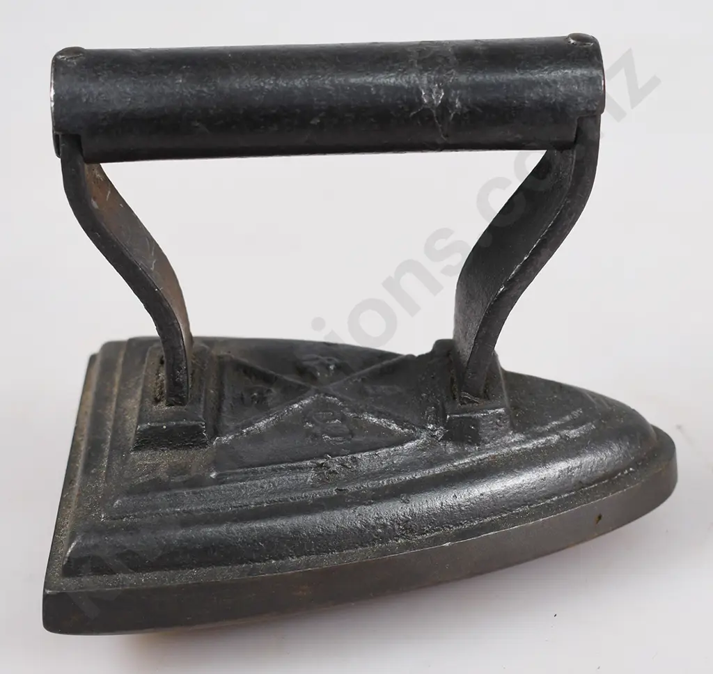 ASSORTED VINTAGE IRONS Image 1++