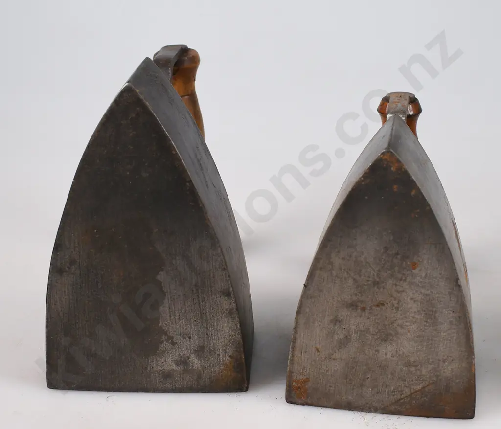 ASSORTED VINTAGE IRONS Image 1++