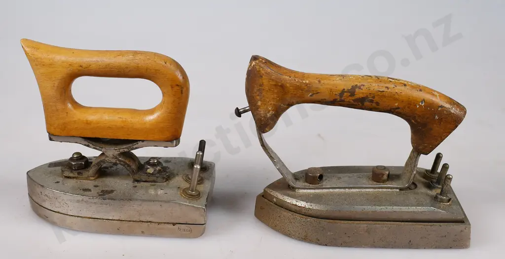 ASSORTED VINTAGE IRONS Image 1++