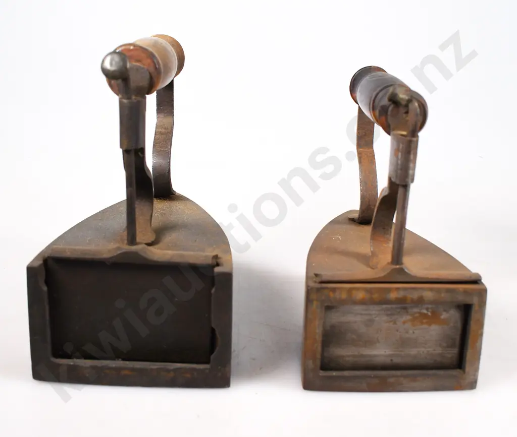 ASSORTED VINTAGE IRONS Image 1++