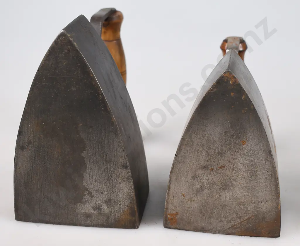 ASSORTED VINTAGE IRONS Image 1++