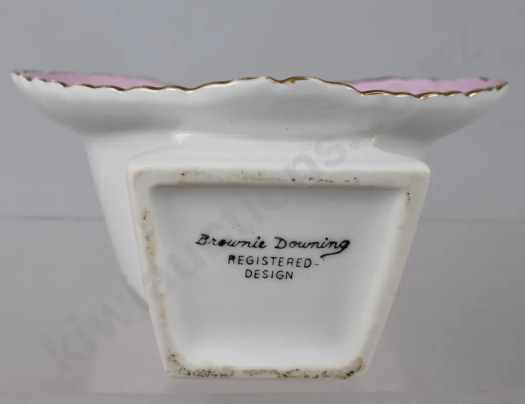 BROWNIE DOWNING WALL POCKET Image 1++