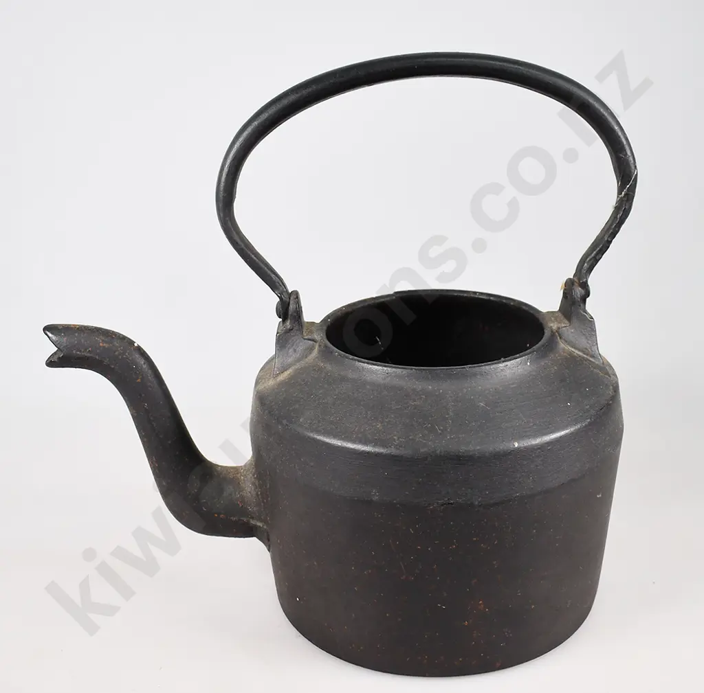 CAST IRON KETTLE, SKILLET & COOKING POT Image 1++