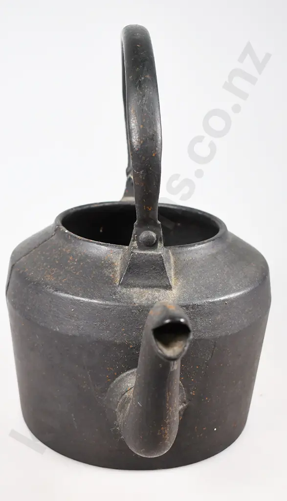 CAST IRON KETTLE, SKILLET & COOKING POT Image 1++