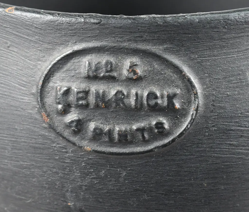 CAST IRON KETTLE, SKILLET & COOKING POT Image 1++