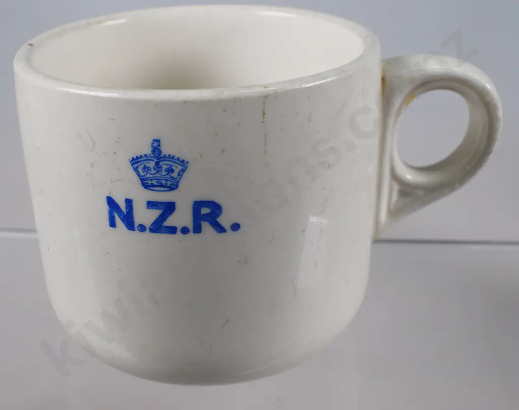 CROWN LYNN NEW ZEALAND RAILWAY CUP AND SAUCERS Image 1++