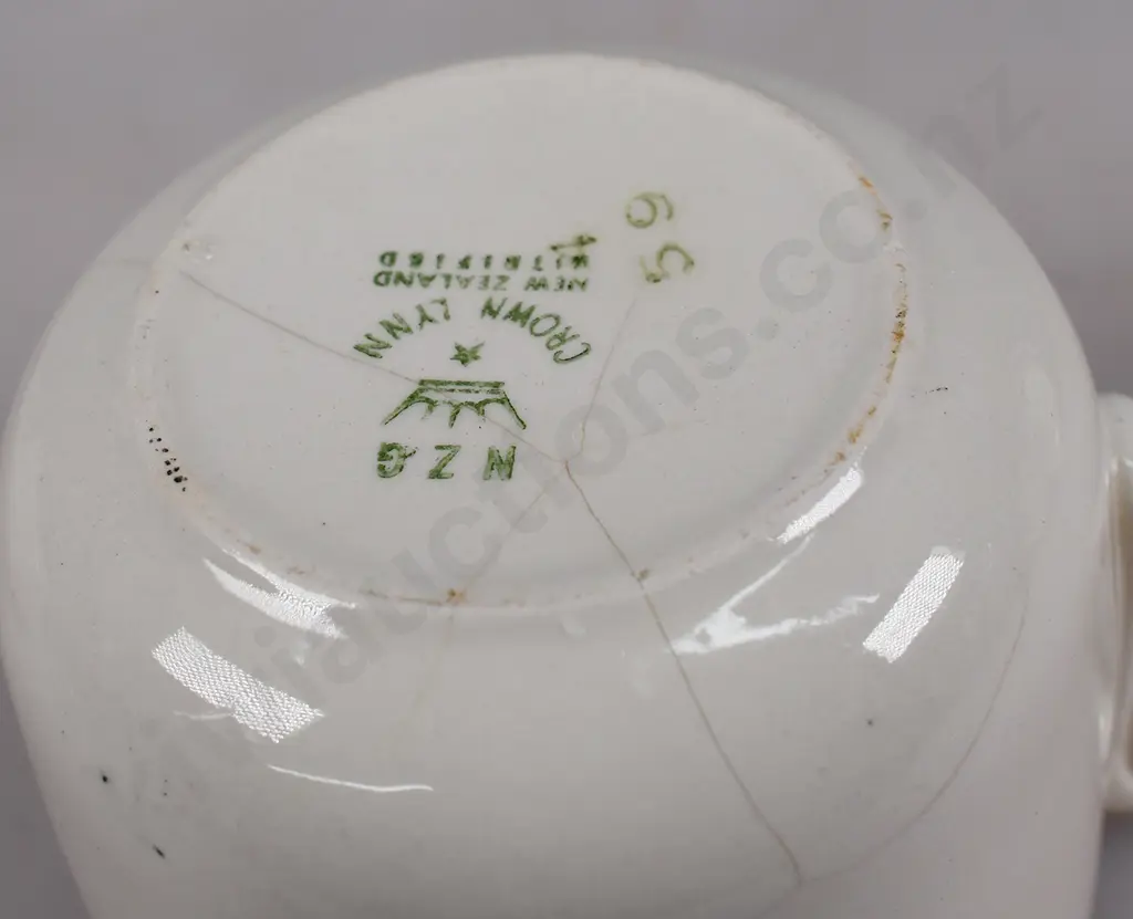 CROWN LYNN NEW ZEALAND RAILWAY CUPS AND SAUCERS Image 1++