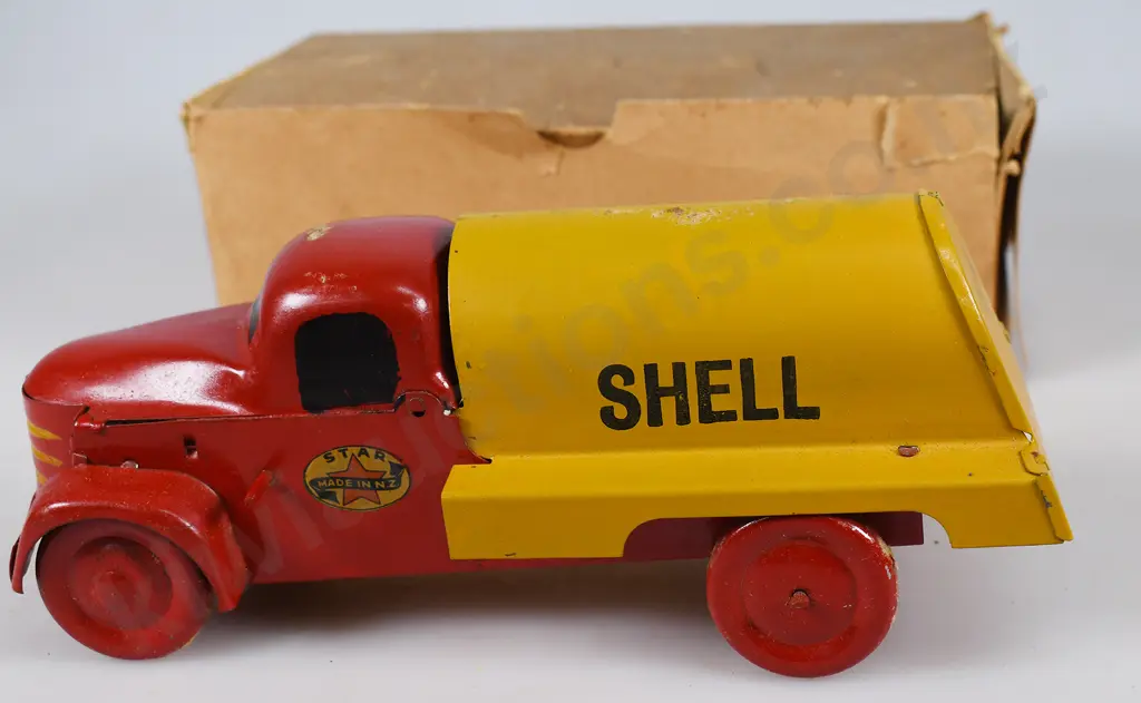 STAR TOYS NZ MADE PRESSED METAL CLOCKWORK SHELL TANKER Image 1++