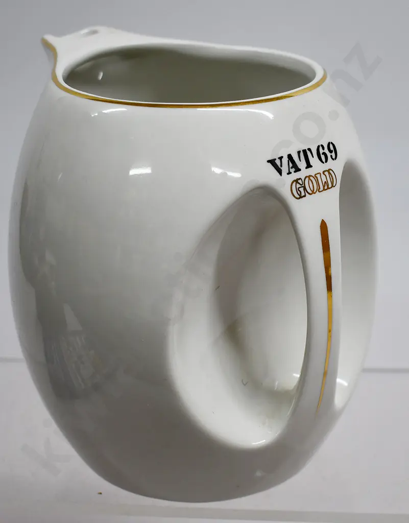 VAT 69 GOLD GOLDEN LIGHT JUG Image 1++