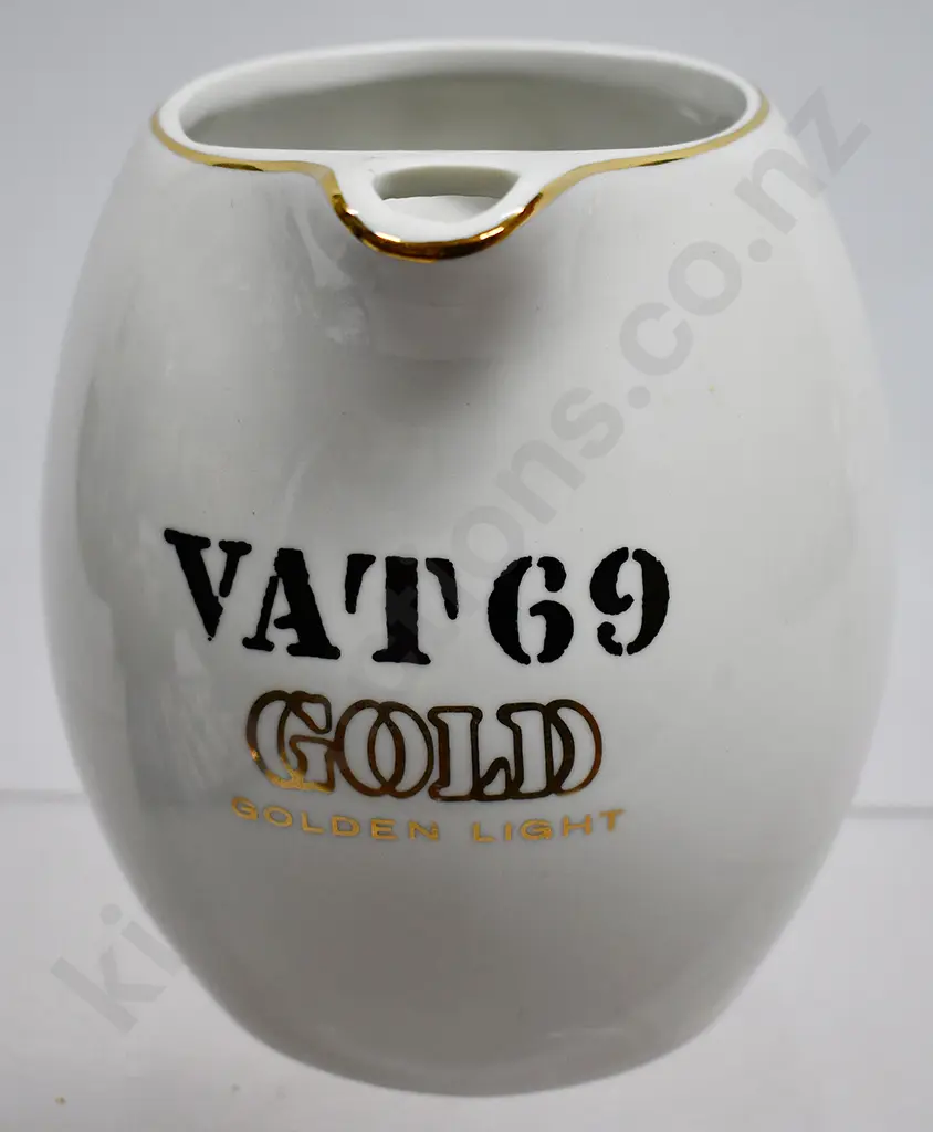 VAT 69 GOLD GOLDEN LIGHT JUG Image 1++
