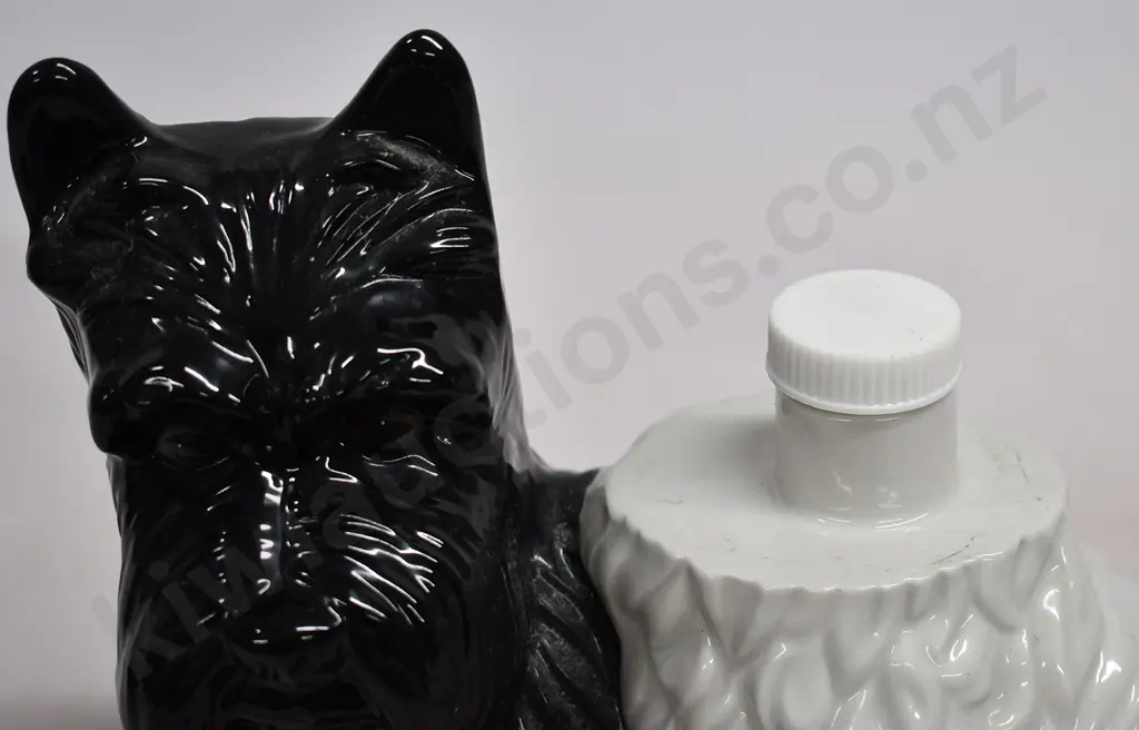 BLACK & WHITE SCOTCH WHISKY  DECANTER Image 1++