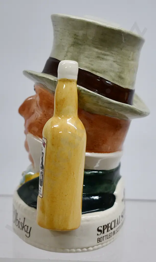 PICKWICK DELUXE WHISKY CHARACTER DECANTER Image 1++